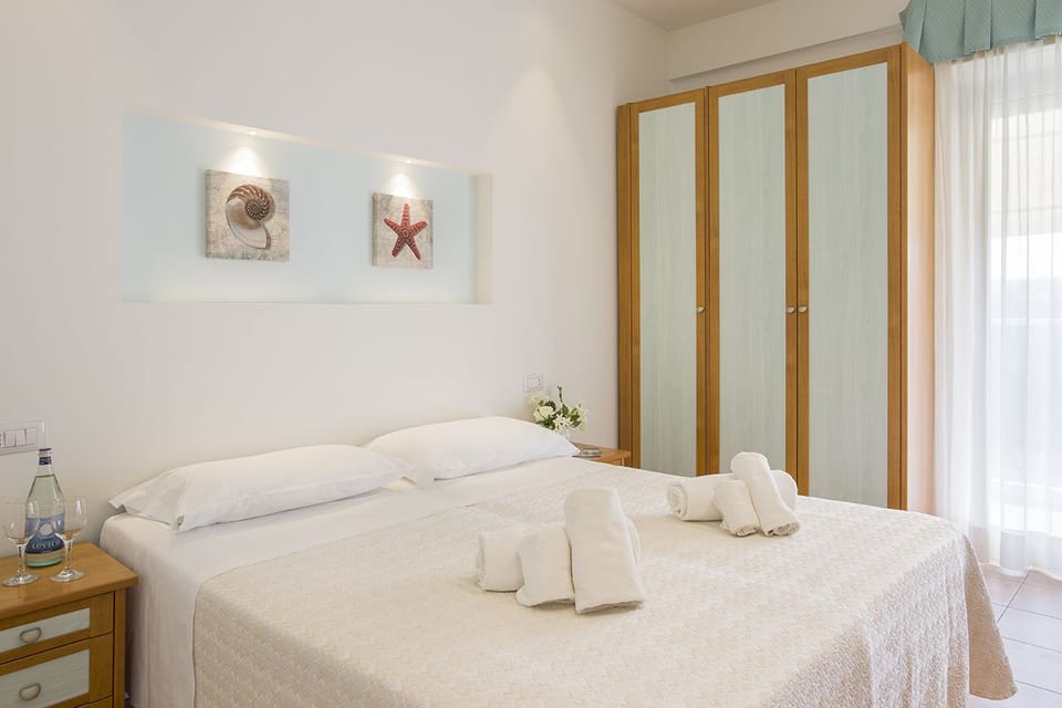 Hypo-allergenic bedding available, in-room safe, desk, WiFi (free)