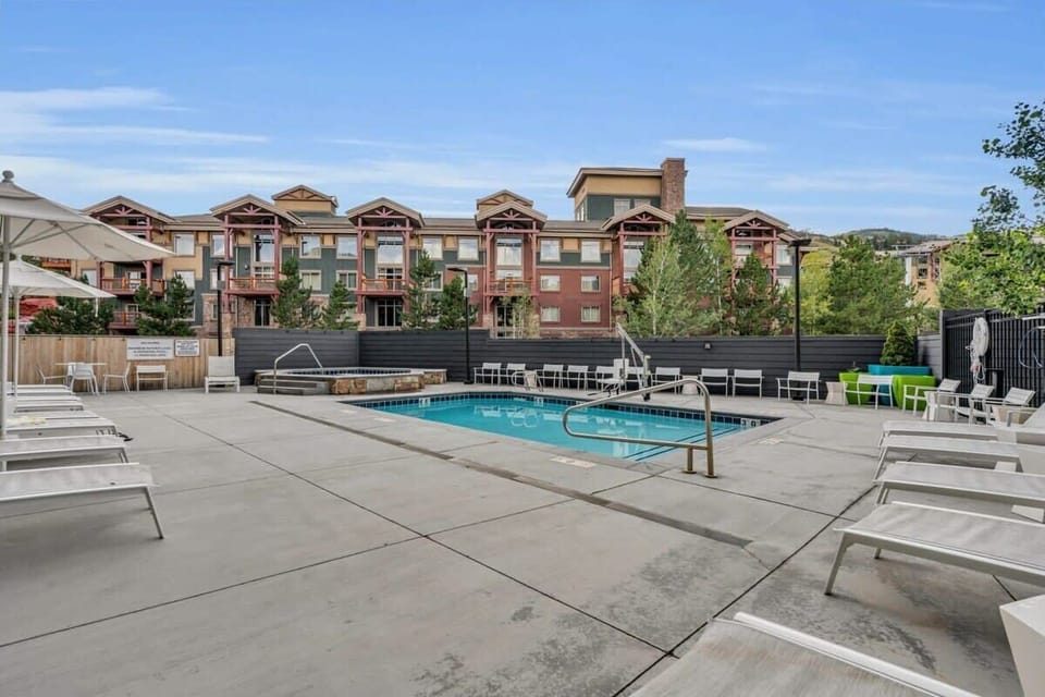 Guests staying at this studio will have access to the wonderful shared amenities of the building such as the year-round heated pool. 