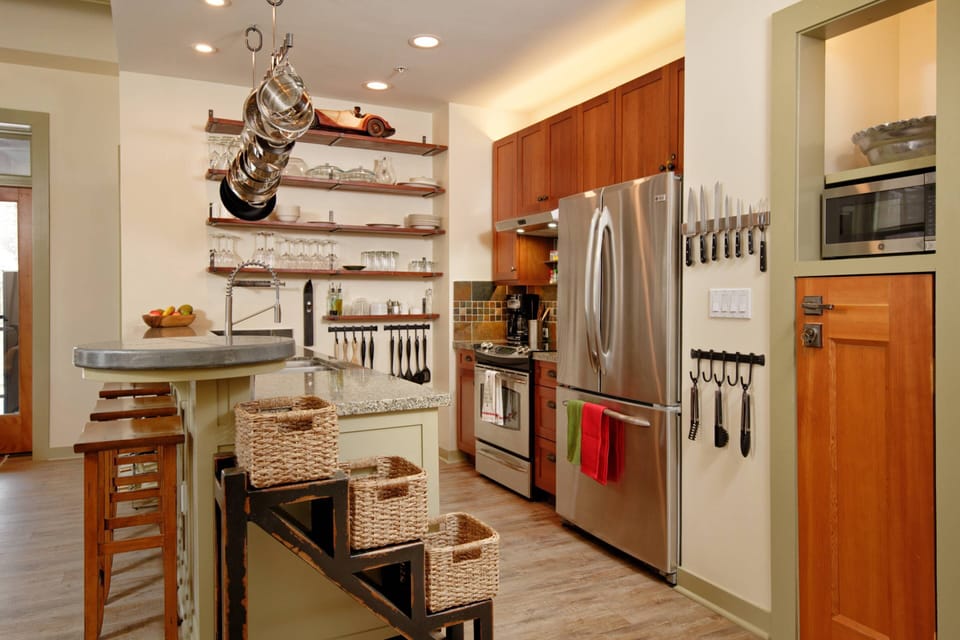The fully equipped kitchen makes it easy to dine at home.  Dining out is just as easy with restaurants just steps away!