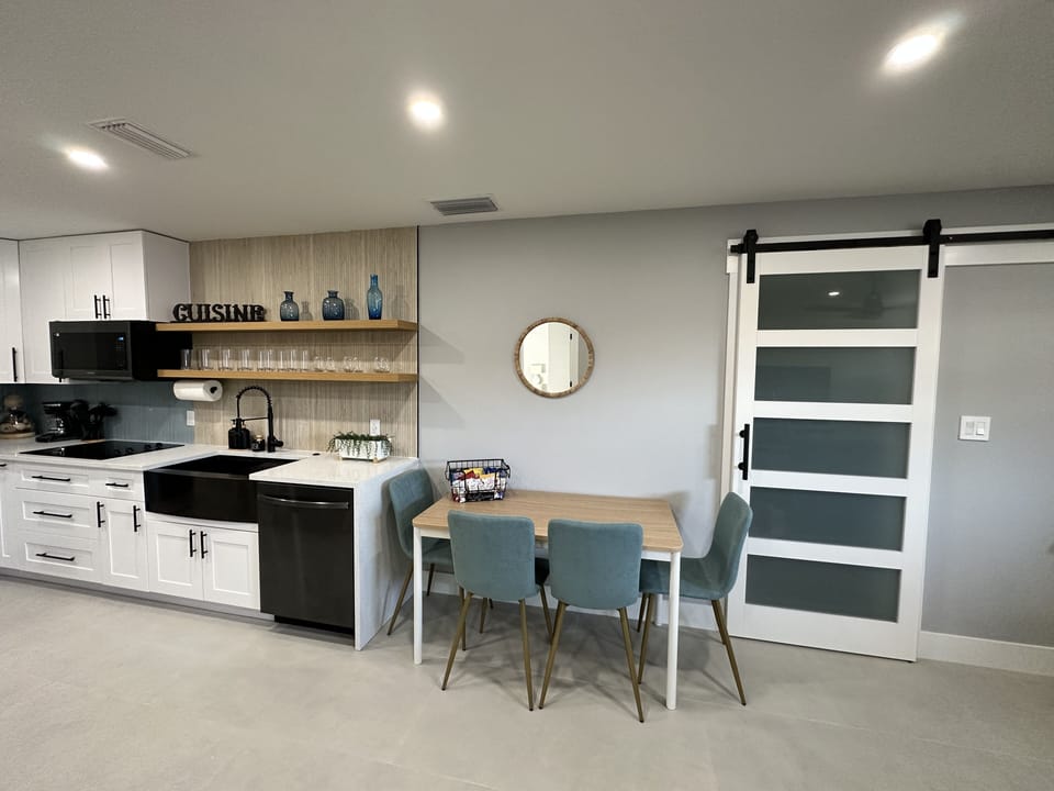 Dining table comfortably seats 4-6