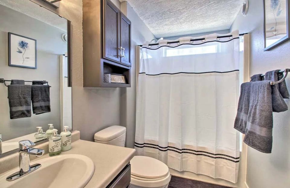 Upper Level Bathroom with Soaking Tub