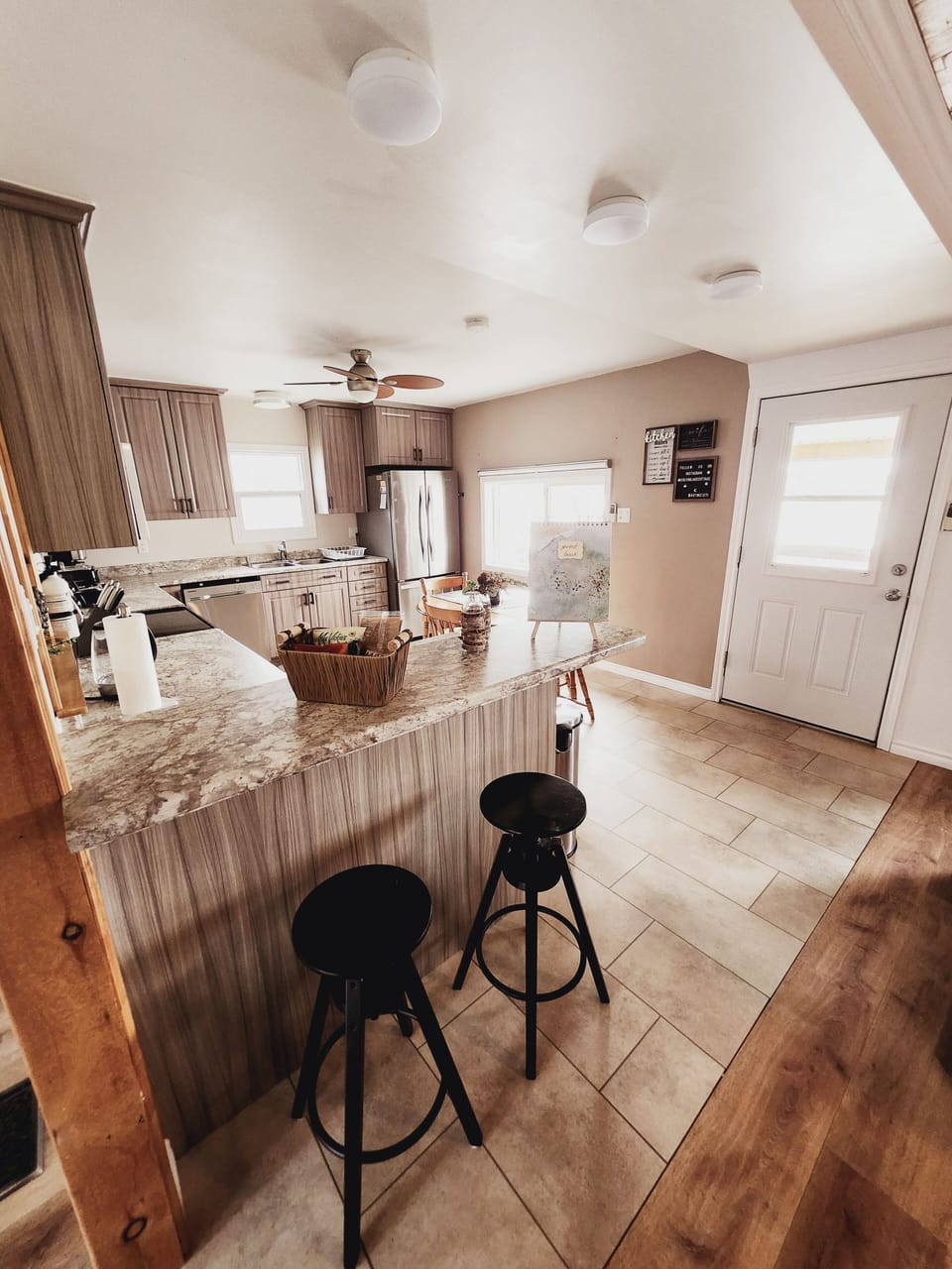 Kitchen with Airfryer, toaster, coffee and sandwich maker, etc