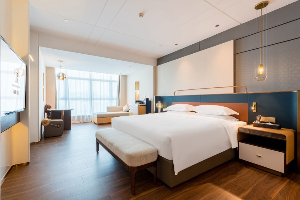Business Single Room, 1 King Bed | Blackout drapes, free WiFi, bed sheets