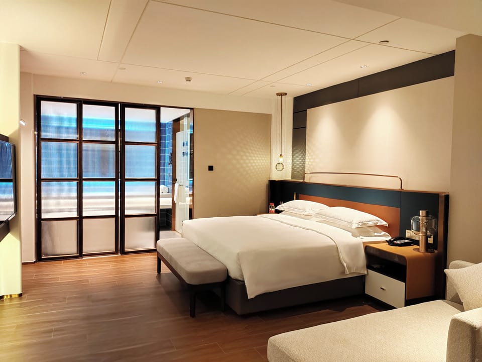 Business Single Room, 1 King Bed | Blackout drapes, free WiFi, bed sheets