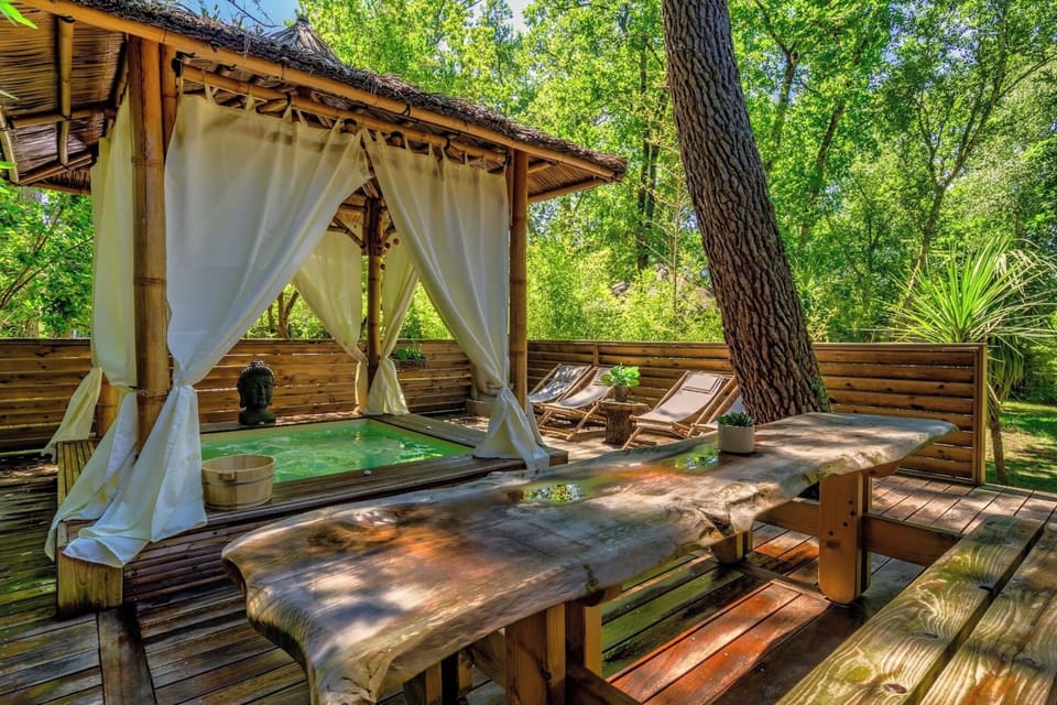 Outdoor spa tub
