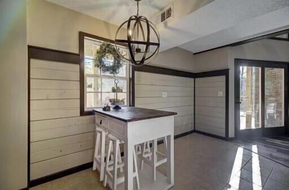 Charming Dining Nook: Bright space with a rustic touch, perfect for meals and morning coffee!