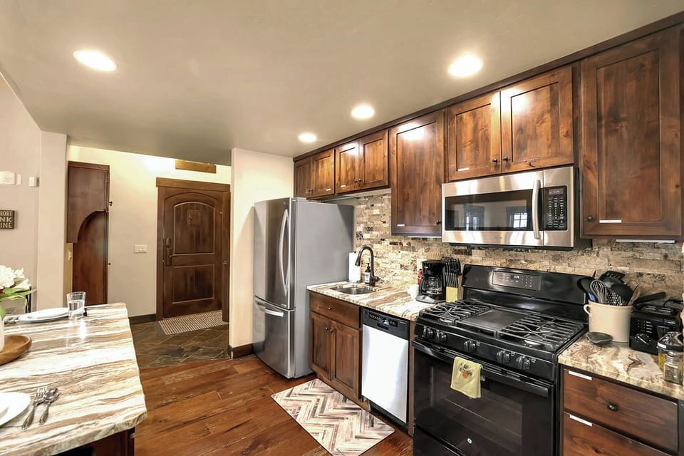🌟🏡 Step into the heart of Encore Cottage with its convenient open concept floor plan! Enjoy seamless flow between the kitchen, dining, and living areas, perfect for family gatherings and cozy nights in! 🍽️❤️