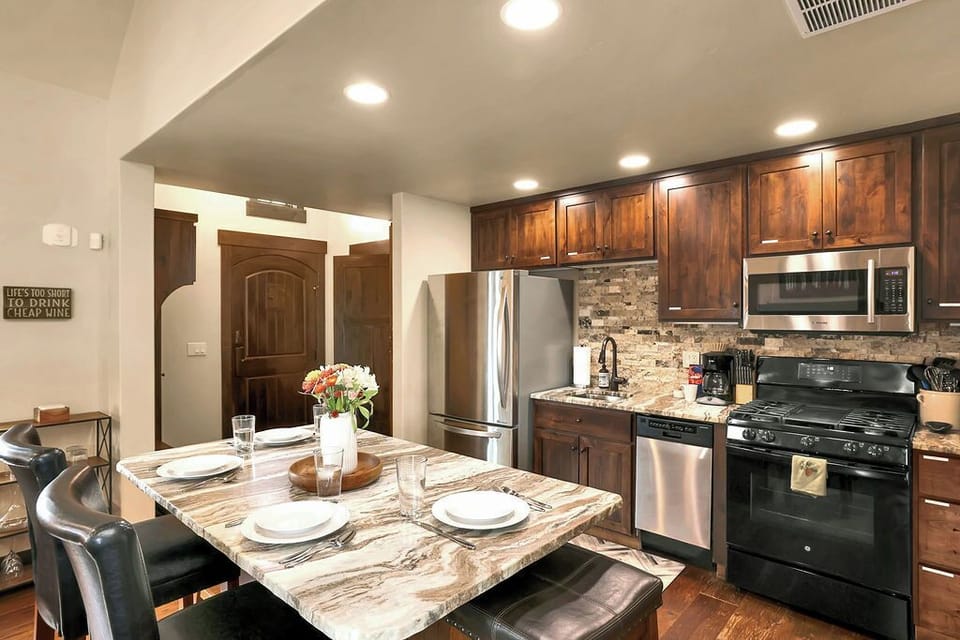 🍽️✨ Gather your loved ones in the beautifully designed kitchen that flows seamlessly into the open floor plan! Create delicious meals while staying connected with family and friends in a warm and inviting atmosphere! 🏡❤️