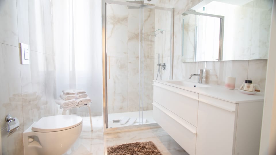 Room Ballaro' | Bathroom | Hair dryer, slippers, bidet, towels
