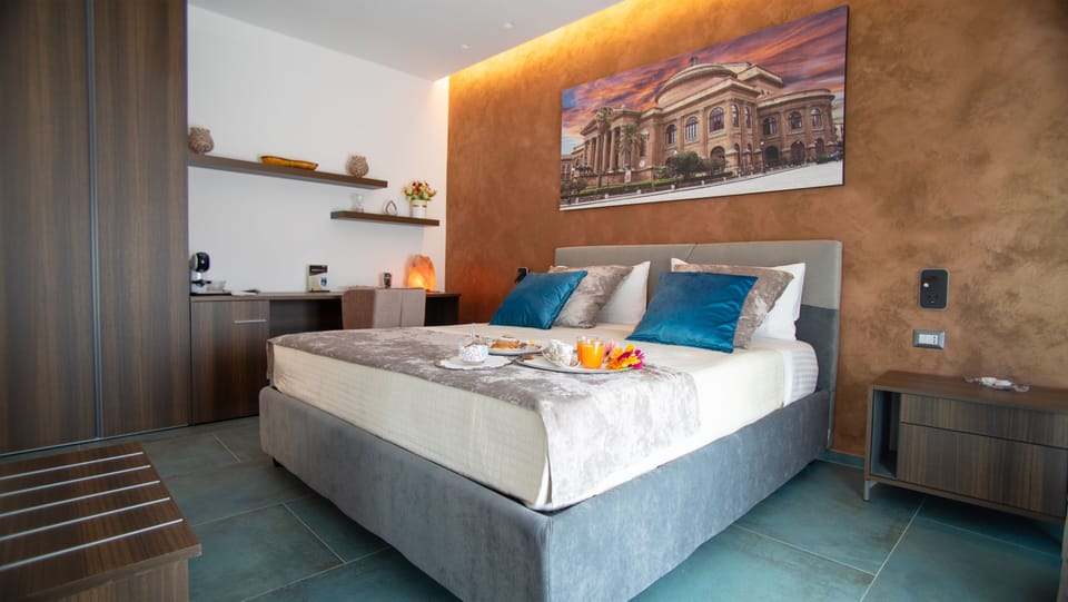 Room Teatro Massimo | In-room safe, desk, laptop workspace, blackout drapes