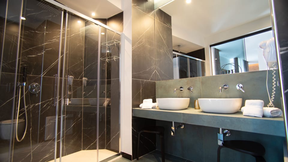 Room Teatro Massimo | Bathroom | Hair dryer, slippers, bidet, towels