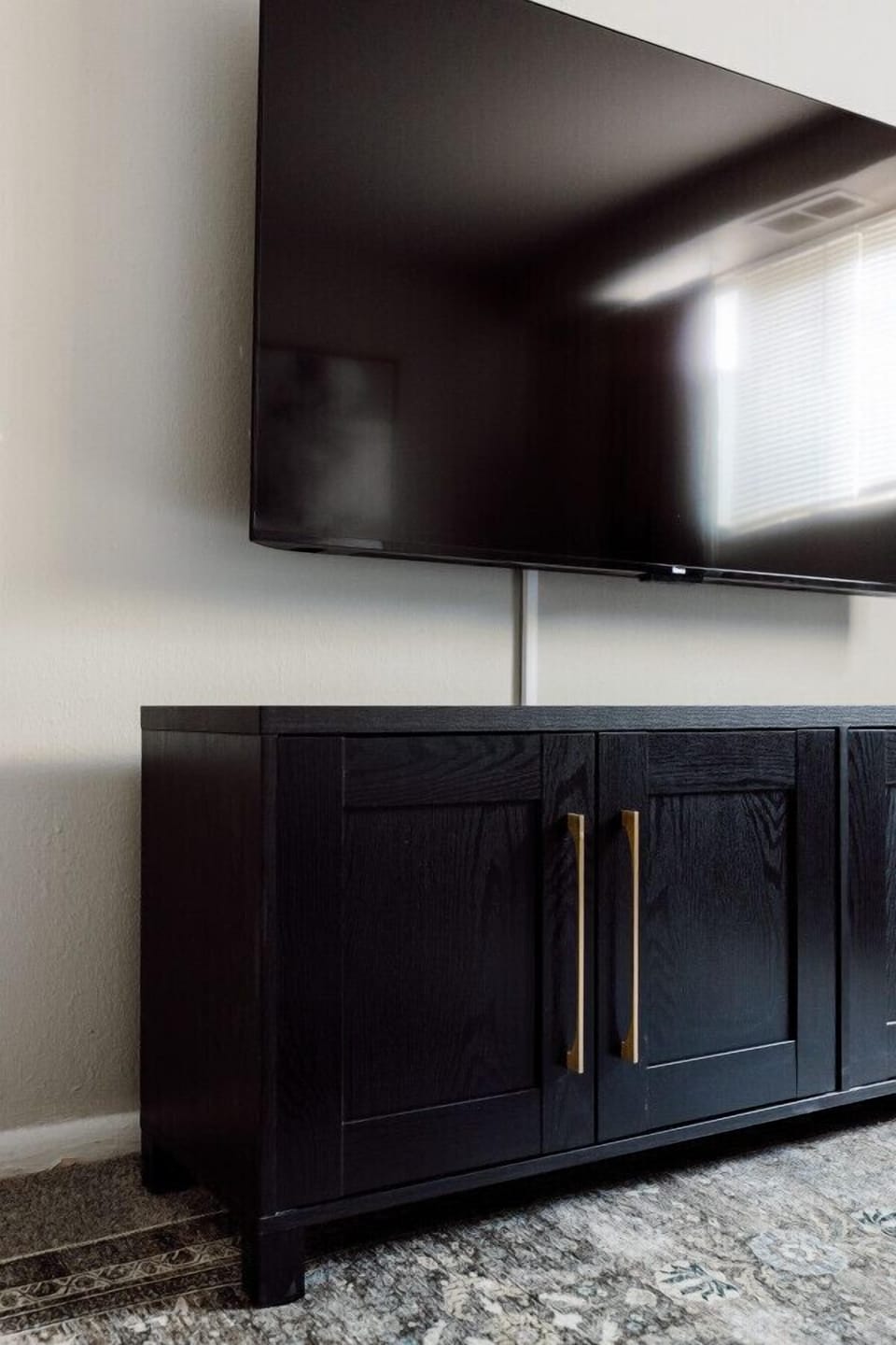 Make the most of this 55` smart TV for your entertainment pleasure
