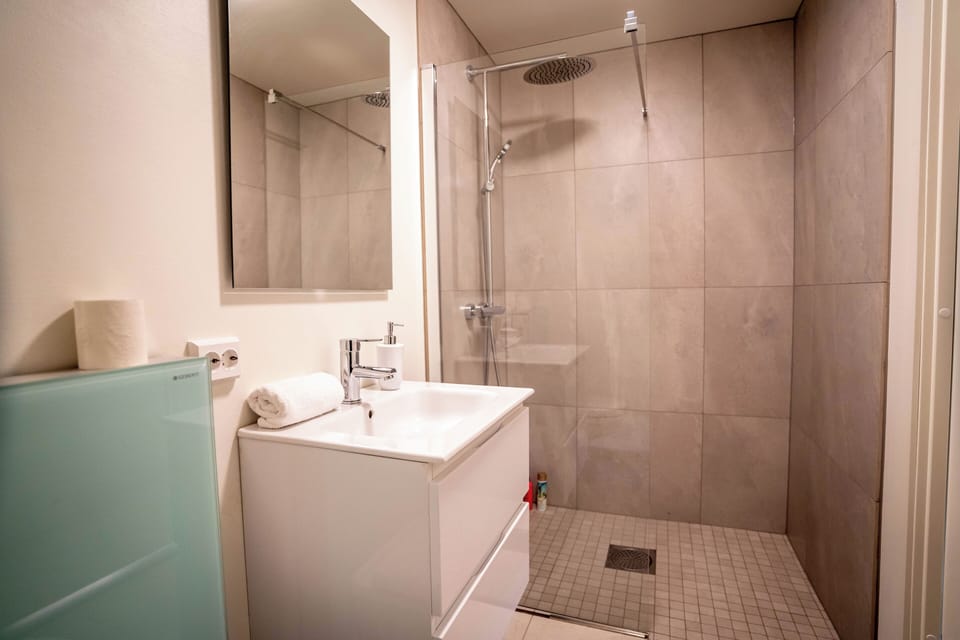 Vibrant Apartment on Bustling Street, Above a Restaurant - Perfect for Tourists, Apartment in Stavanger