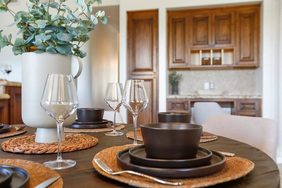 Breakfast table seats 6