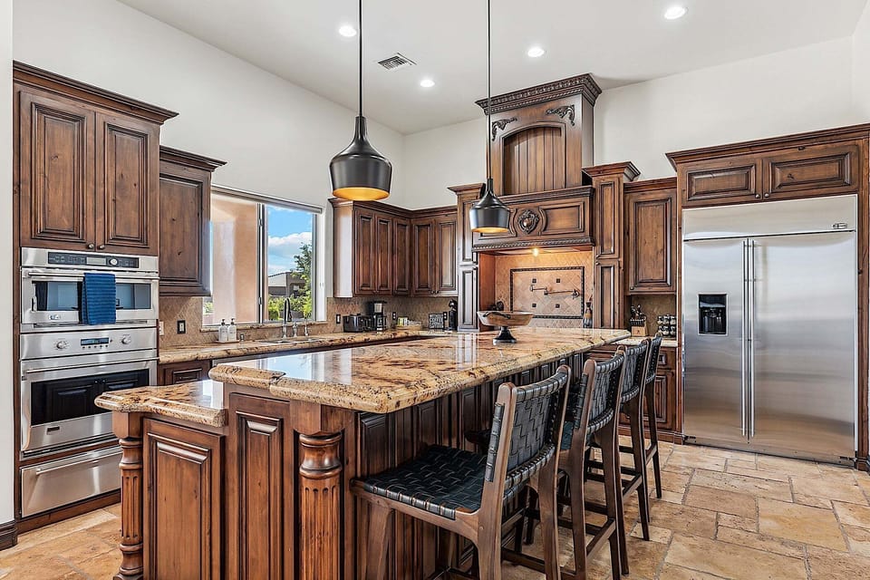 Large kitchen island / breakfast bar for entertaining