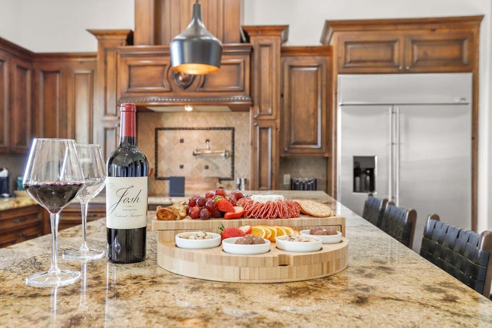 Large kitchen island / breakfast bar for entertaining