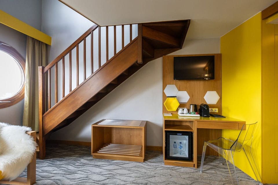 Suite | Living area | 0-inch flat-screen TV with satellite channels, TV