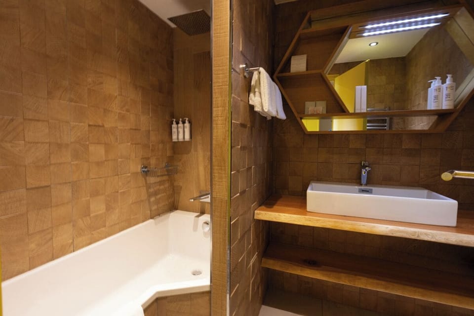 Bathtub, free toiletries, hair dryer, bathrobes
