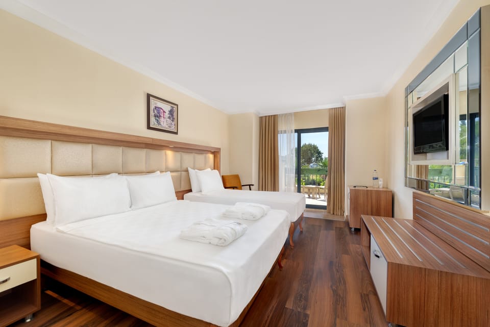 Premium bedding, minibar (free items), in-room safe, WiFi (free)
