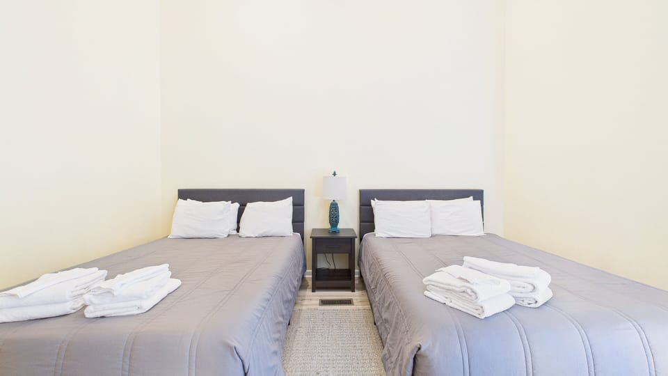 Loft with 2 queen beds and ensuite bathroom (sleeps 4)