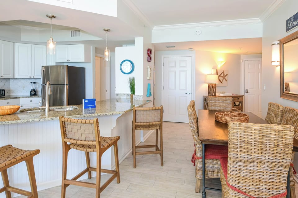 Silver Shells St. Croix 1006 - Dining Area and Breakfast Bar