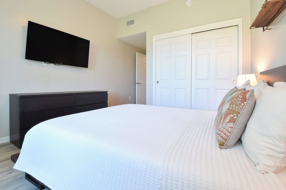 The Palms of Destin 3103 - Guest Bedroom with TV