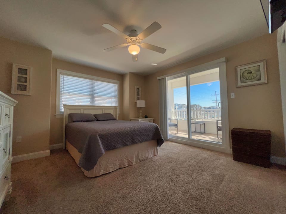 2nd Floor Queen Suite