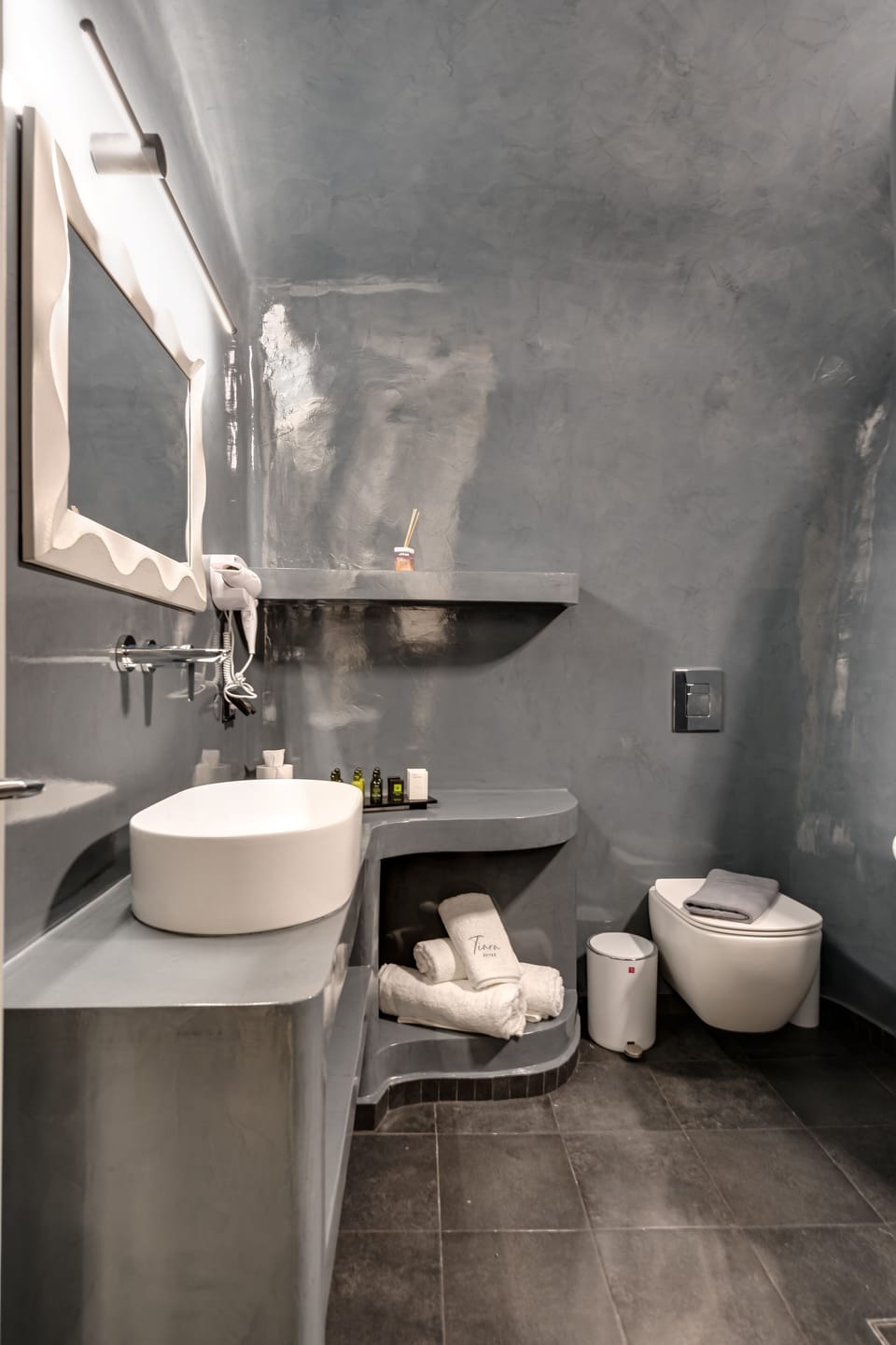 Traditional Suite | Bathroom | Shower, rainfall showerhead, hair dryer, bathrobes