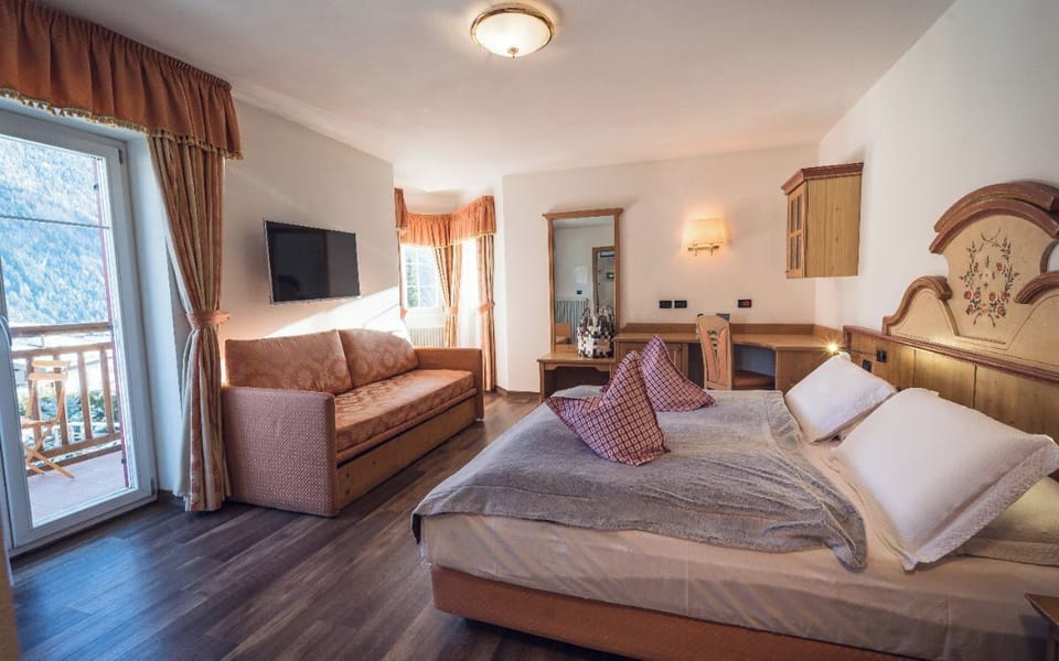 Superior Triple Room | Down comforters, desk, soundproofing, free WiFi