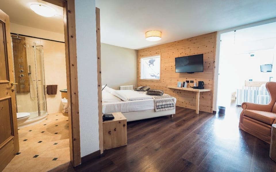 Premium Suite | Down comforters, desk, soundproofing, free WiFi