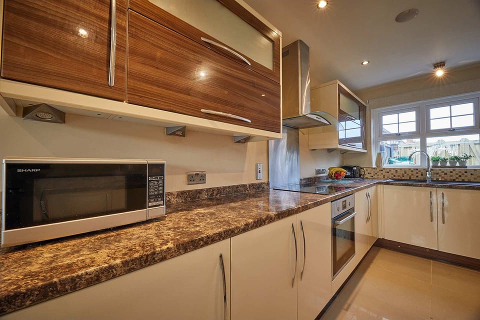 House | 4 bedrooms, desk, Internet