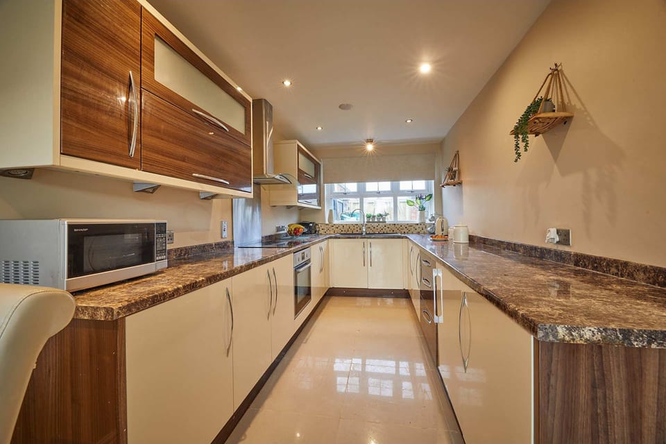 House | 4 bedrooms, desk, Internet