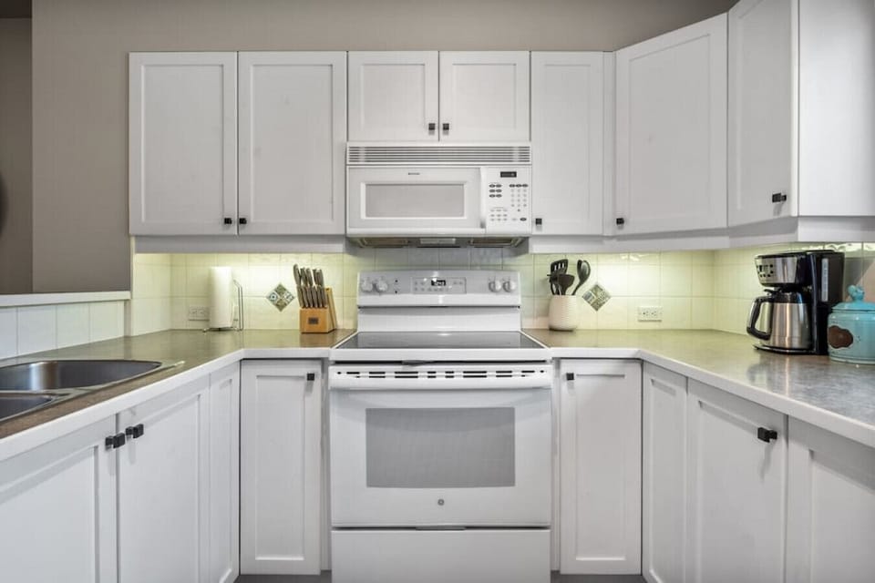 Full kitchen with a blender, crockpot/slow cooker, drip coffee machine, ground coffee, tea, sugar and basic condiments (ketchup, mustard and relish.)