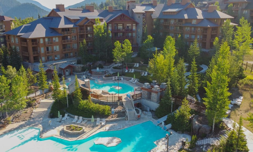 Your stay includes access to the resort`s year-round hot pools, seasonal outdoor cool pool, outdoor tennis/pickleball courts, and a fitness centre/gym are included in your stay. Other amenities (such as ski passes) require additional admission fees.