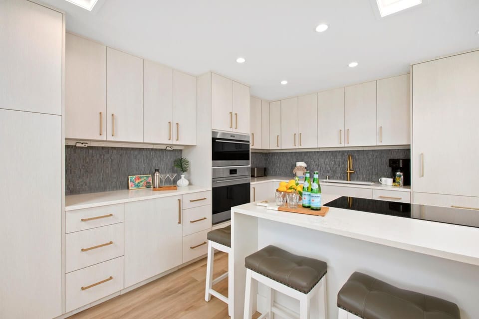 Condo (1 Bedroom) | Private kitchen | Fridge, microwave, oven, coffee/tea maker