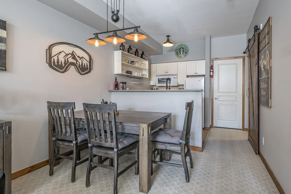 Dining Area - Seats 5 