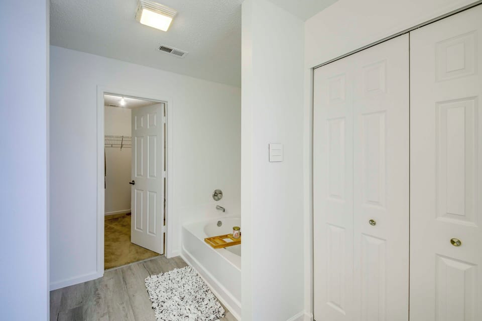 3 Living Areas & Community Pool: Camby Retreat Cottage in Indianapolis