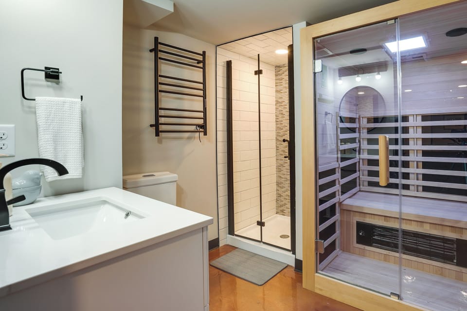 Pet-friendly Minneapolis Home ~ 8 Mi to Downtown! Cottage in Edina