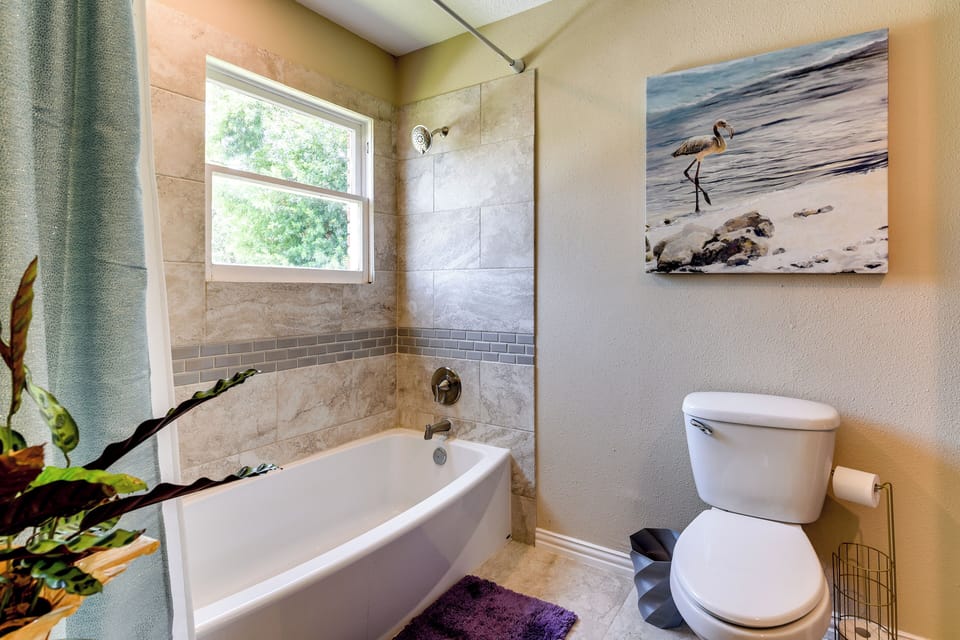 Galveston Getaway w/ Hot Tub & Fenced-in Yard! Cottage in Galveston Island