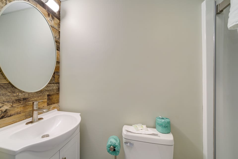 Steps to Eats & Shops! Stylish Gatlinburg Condo Apartment in Gatlinburg