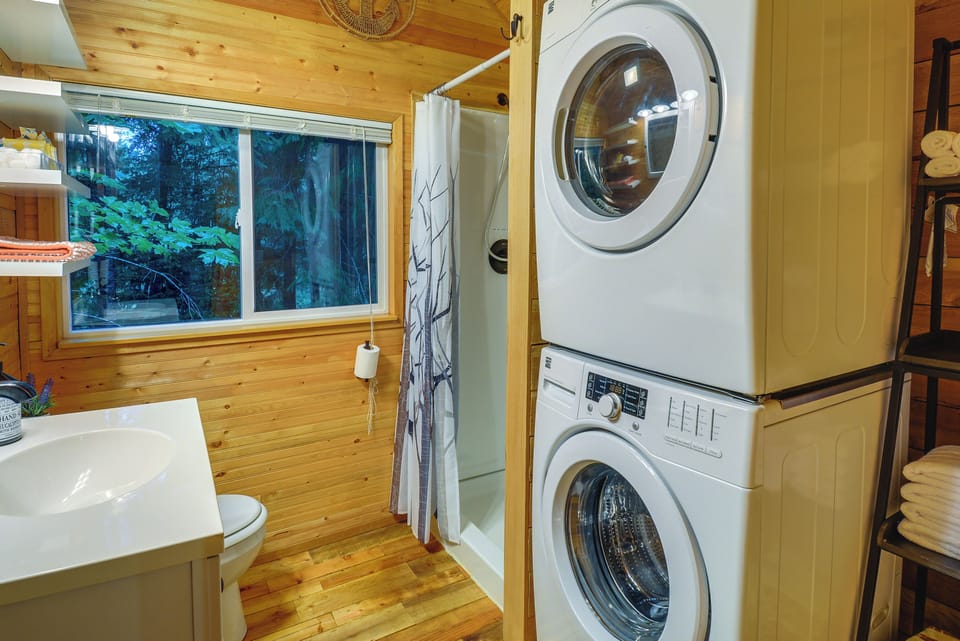 Adorable A-frame Cabin, Steps to Lake Cushman! Cottage in Lake Cushman