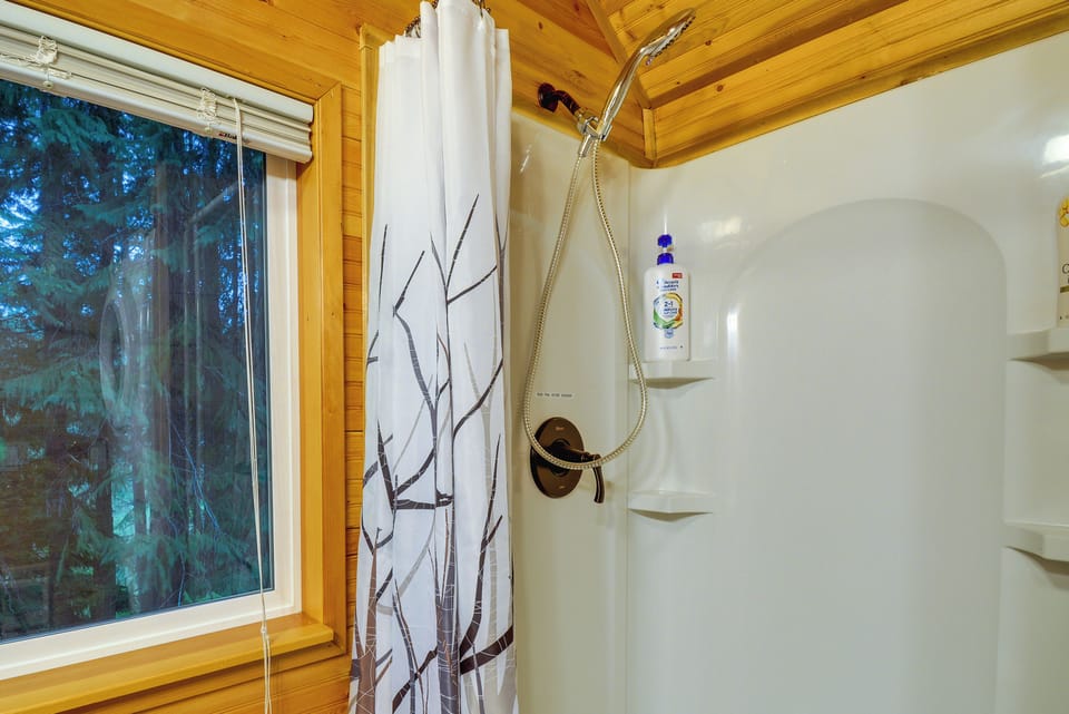 Adorable A-frame Cabin, Steps to Lake Cushman! Cottage in Lake Cushman