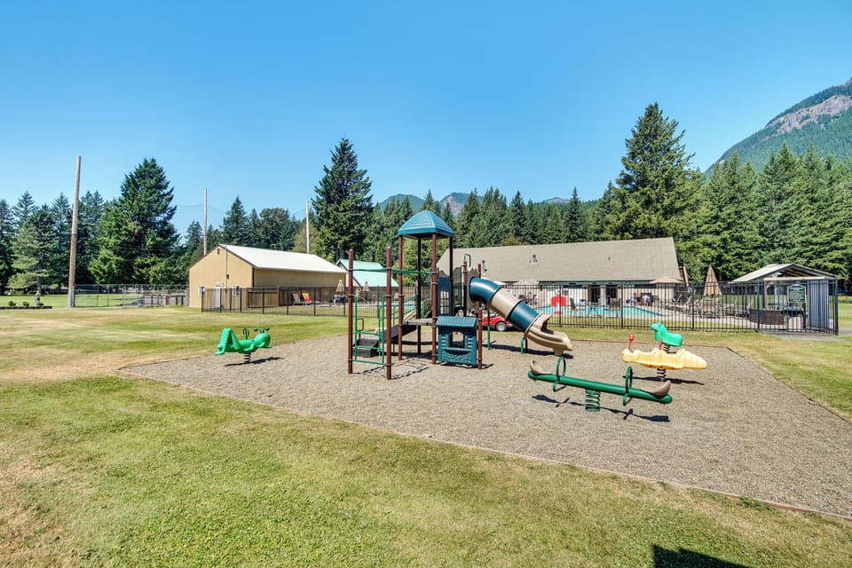 18 Mi to Mt Rainier! Family Escape in Packwood Cottage in Washington