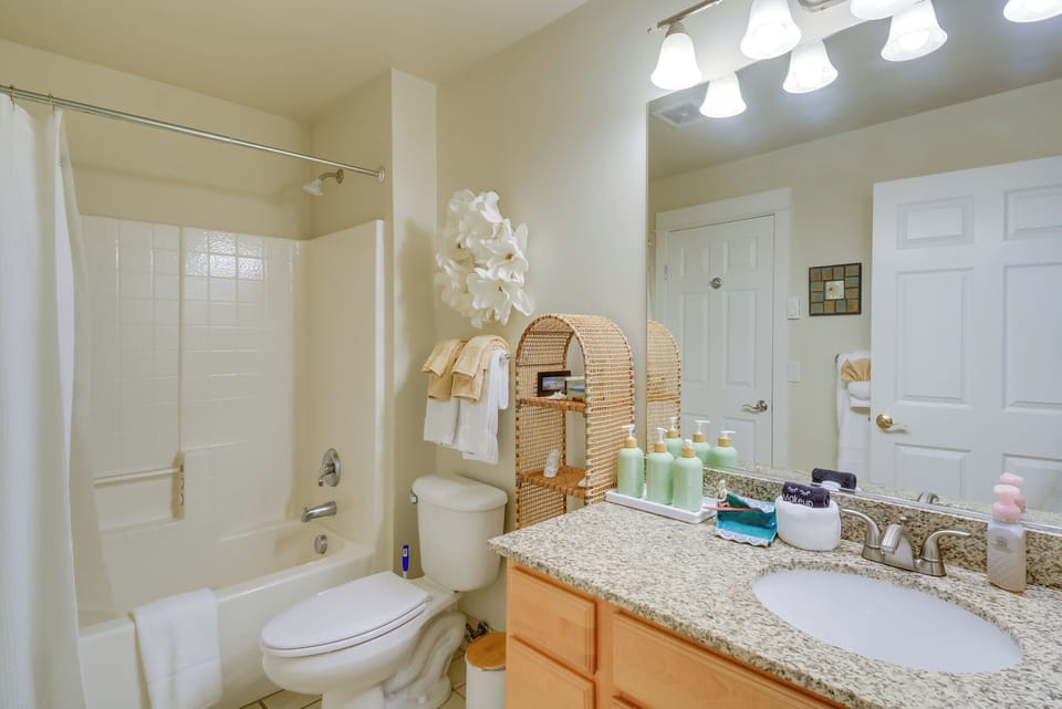 Walk to Beach: Panoramic Splendor Westport Condo Apartment in Westport