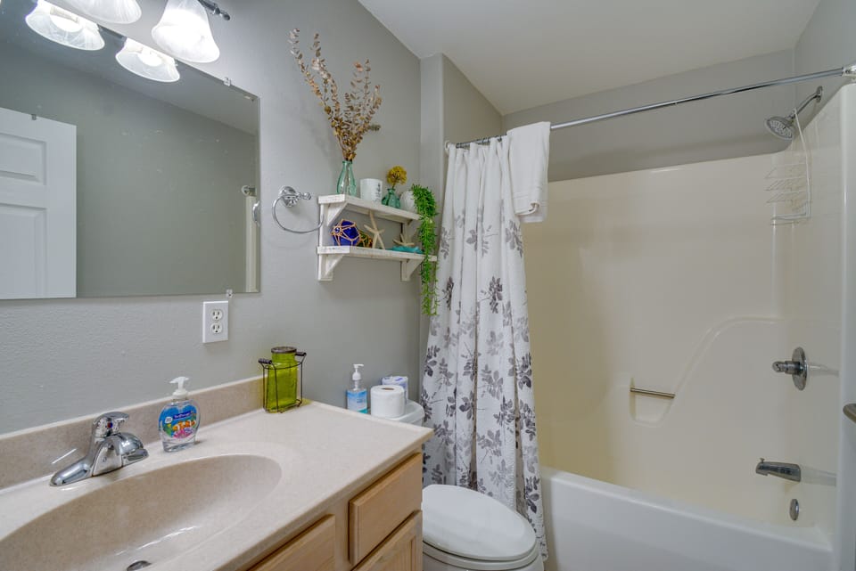 Pet-friendly Westport Vacation Rental w/ Hot Tub! Cottage in Washington