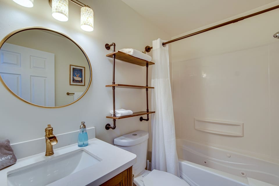 Unwind in Cle Elum: Hot Tub & Cozy Fireplace! Cottage in Kittitas County