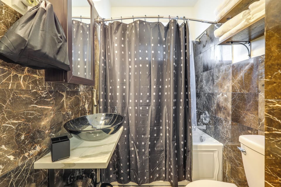 2 Mi to National Mall: Wfh-friendly DC Townhome Apartment in District of Columbia