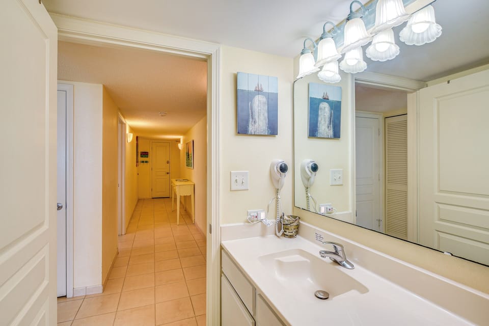 2 Mi to Barefoot Landing: Condo w/ Beach Access! Apartment in North Myrtle Beach