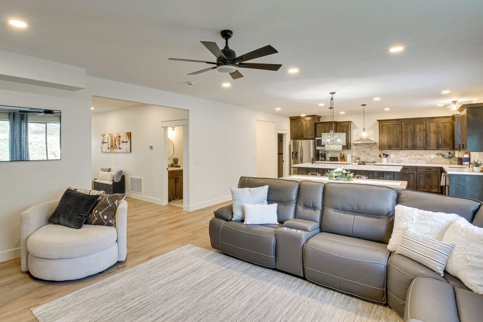 House (6 Bedrooms) | Interior