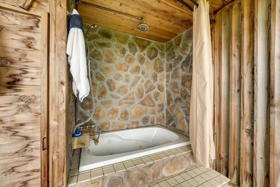 Eagle Rock Gem on Table Rock Lake w/ Decks & Grill Cottage in Roaring River Township